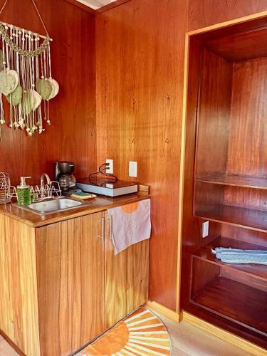 Dapur atau dapur kecil di Elvis Surf Shack at Casa Akaw