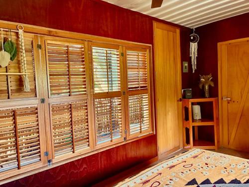 Katil atau katil-katil dalam bilik di Elvis Surf Shack at Casa Akaw