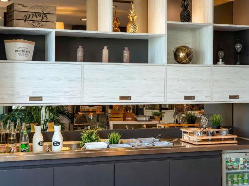 ラ・グランド・モットにあるノボテル ラ グランデ モット ゴルフの植物のカウンター付きレストラン