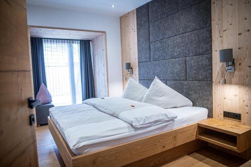 Postel nebo postele na pokoji v ubytování Chalets Dolomit Royal