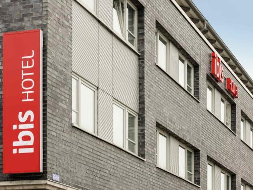 a red sign on the side of a building at ibis Luebeck City in Lübeck