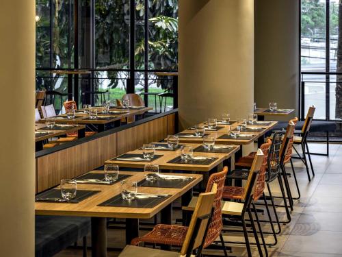 a row of tables and chairs in a restaurant at ibis Sao Paulo Barra Funda in Sao Paulo
