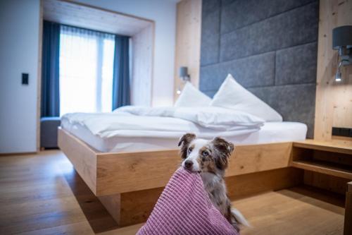 Postel nebo postele na pokoji v ubytování Chalets Dolomit Royal