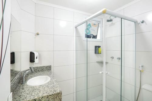 a bathroom with a shower and a sink at Hotel Copacabana Piracicaba in Piracicaba
