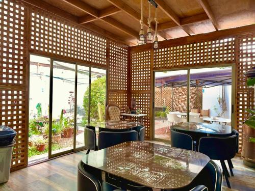 a dining room with a table and chairs and windows at Hotel Boutique Parque Brasil in Antofagasta