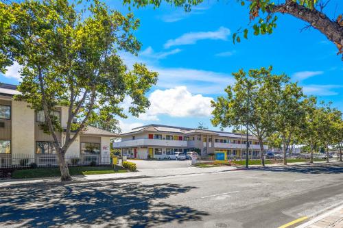 an empty street in front of a building at Signature Inn San Jose in San Jose