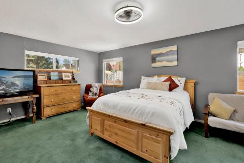 ein Schlafzimmer mit einem Bett und einem Flachbildfernseher in der Unterkunft River rock lodge #1953 in Big Bear Lake