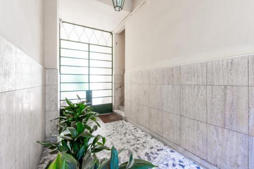Zimmer mit Topfpflanze und Fenster in der Unterkunft Casa Vespri apartments A & B in Mailand