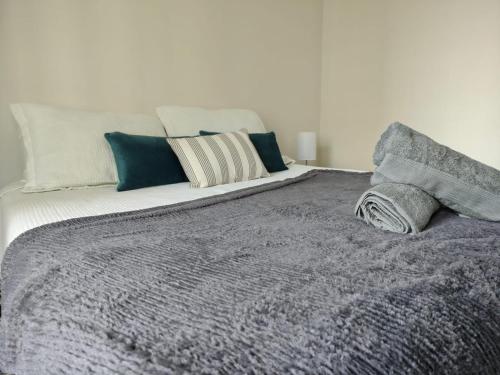 Una cama o camas en una habitación de Acogedor y Centrico dpto
