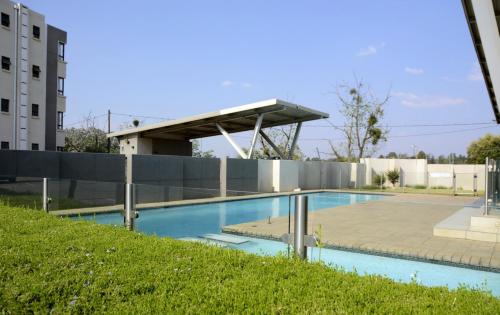 una piscina frente a un edificio en Loft Moderne, en Sandton