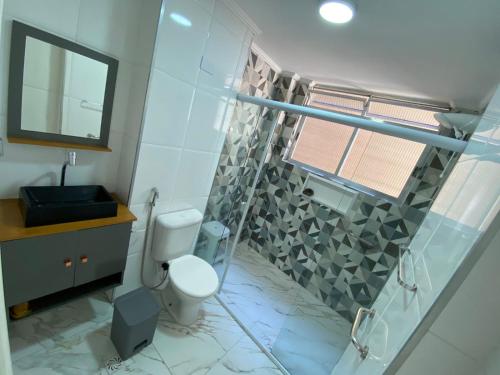 Koupelna v ubytování APARTAMENTO COMPLETO NO CORAÇÃO DO GONZAGA 300m DA PRAIA