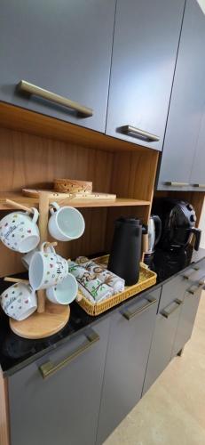 a kitchen counter with plates and bowls on it at Cantinho Martins in Prado