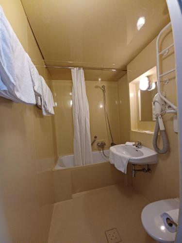 a bathroom with a sink and a shower and a toilet at Koffieboontje Budget in Bruges