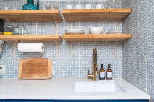 Dapur atau dapur kecil di Quintessential New England loft next to Brown