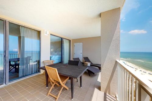 ein Balkon mit Tisch und Stühlen und dem Meer in der Unterkunft Bluewater 1006 in Orange Beach