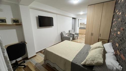 Μια τηλεόραση ή/και κέντρο ψυχαγωγίας στο Exelente Aparta-Estudio