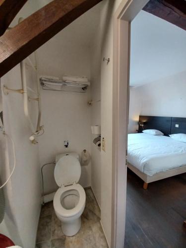 a small bathroom with a toilet and a bed at Koffieboontje Budget in Bruges