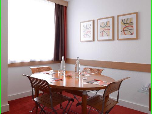 a dining room with a table and chairs at ibis Lyon Centre Perrache in Lyon