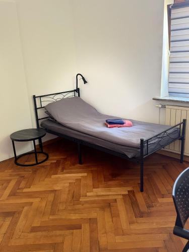 Ένα ή περισσότερα κρεβάτια σε δωμάτιο στο monteur-zimmer