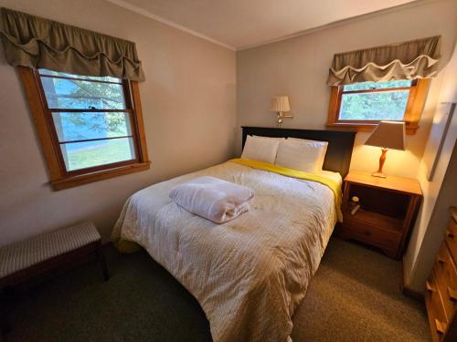 ein Schlafzimmer mit einem Bett, auf dem ein weißes Handtuch liegt in der Unterkunft Brookhaven 3 in Maple City