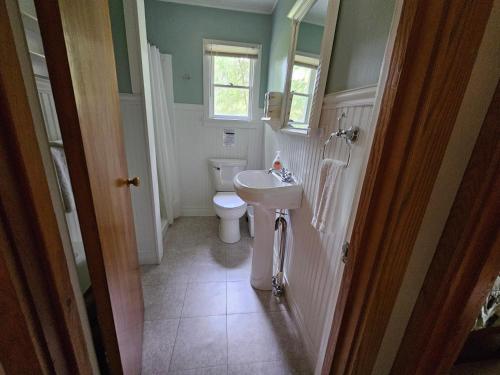 ein Badezimmer mit Waschbecken und Toilette in der Unterkunft Brookhaven 3 in Maple City