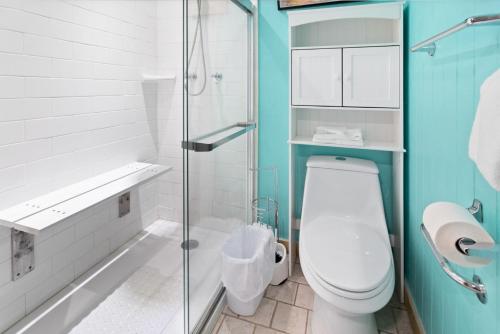 Vannituba majutusasutuses Leatherbark 202B 2BR 2BA Cute Cozy Gated Parking