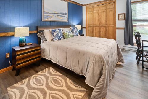 Voodi või voodid majutusasutuse Leatherbark 202B 2BR 2BA Cute Cozy Gated Parking toas