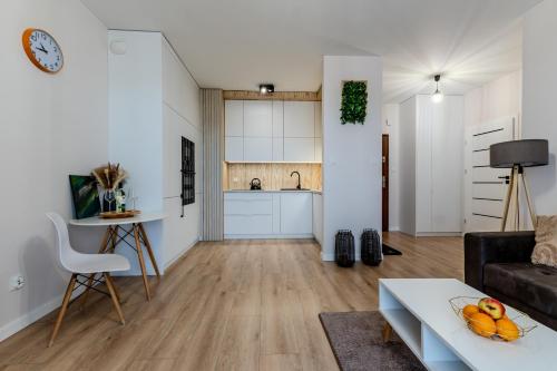salon z kanapą i stołem w obiekcie Apartament Pirat w Ostródzie