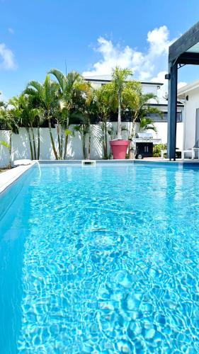 Piscina a Villa Sinoé o a prop