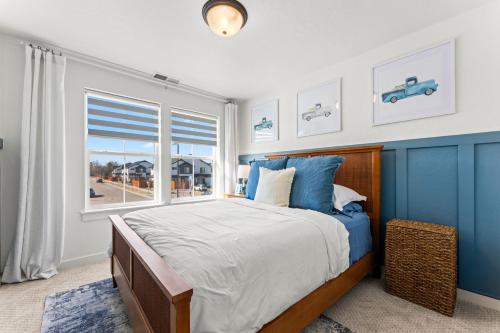 Un dormitorio con una cama con paredes azules y una ventana. en Modern Boise Luxury Retreat, en Boise
