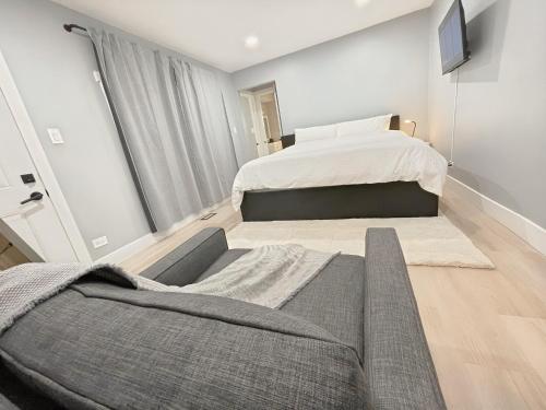 a bedroom with two beds and a couch at Comfort Meets Convenience in Schaumburg