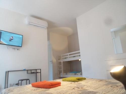1 dormitorio con 1 cama con 2 almohadas en M1Sesto Marelli Holiday Home, en Milán