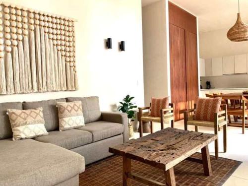 una sala de estar con un sofá y una mesa en Charming 2BR Ground Floor with Private Pool, en Tulum