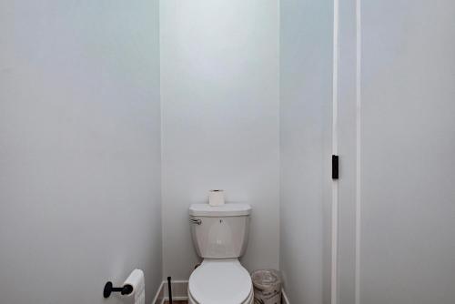 Ένα μπάνιο στο Downtown 1 mi Sleeps 6 wRooftop 3BR 4BED New built Modern Stylish Luxury
