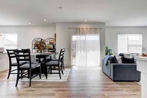Χώρος καθιστικού στο Downtown 1 mi Sleeps 6 wRooftop 3BR 4BED New built Modern Stylish Luxury