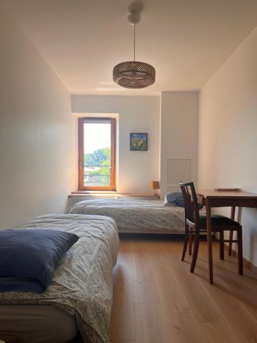 Un dormitorio con una cama, un escritorio y una mesa. en Auberge de Boffres, en Boffres