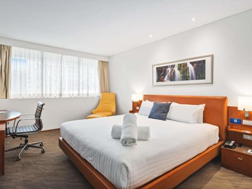 Ένα ή περισσότερα κρεβάτια σε δωμάτιο στο Novotel Canberra