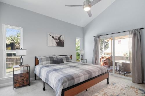 Una habitación blanca con una cama y una ventana en Luxury vacation house with Private Pool & Jaccuzi Close to SeaWorld Alamo and River Walk, en San Antonio