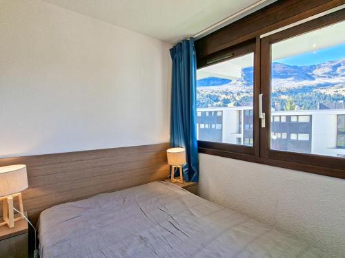 Postel nebo postele na pokoji v ubytování Appartement confortable au pied des pistes avec piscine et parking - FR-1-425-138