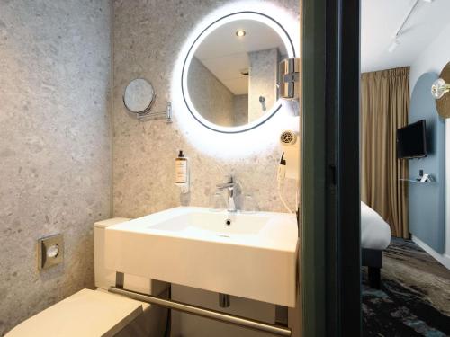 Salle de bains dans l'établissement Mercure Annecy Centre