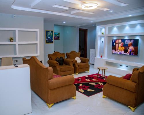 Μια τηλεόραση ή/και κέντρο ψυχαγωγίας στο Kingston Luxury Apartments