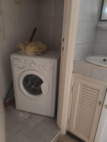 a laundry room with a washing machine and a sink at Mohammad Zamhar in Kenitra