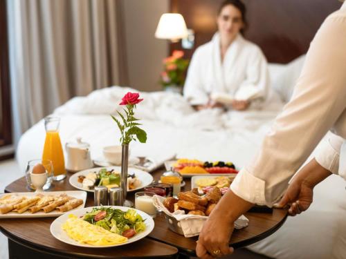 Makanan di atau berdekatan hotel