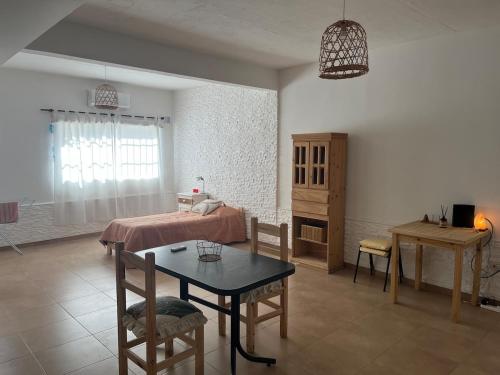 una sala de estar con una cama y una mesa en Large individual apartment, en La Plata