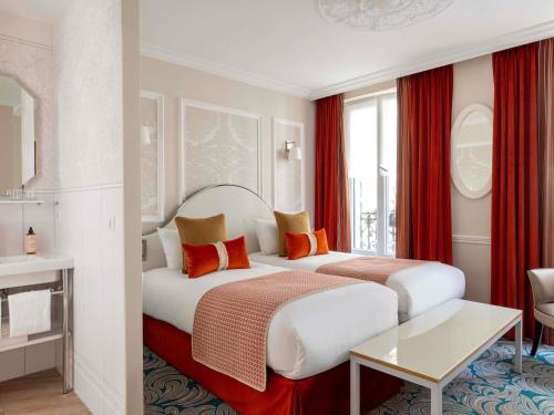 Letto o letti in una camera di Hotel Mercure La Sorbonne Saint-Germain-des-Prés