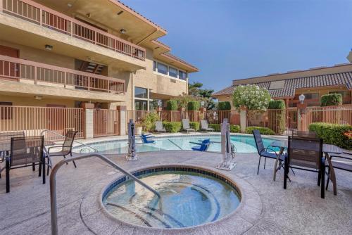 a hot tub in a courtyard with chairs and a building at Best Western PLUS Inn of Hayward in Hayward