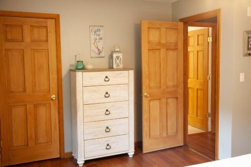 Φωτογραφία από το άλμπουμ του Break Away Hot Tub Lake Access & Game Rooms σε Teall Beach
