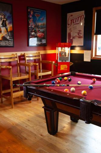 Τραπέζι μπιλιάρδου στο Break Away Hot Tub Lake Access & Game Rooms