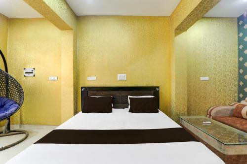 a bedroom with a bed and a couch in it at HOTEL O YASH RAJ PALACE in Rāe Bareli