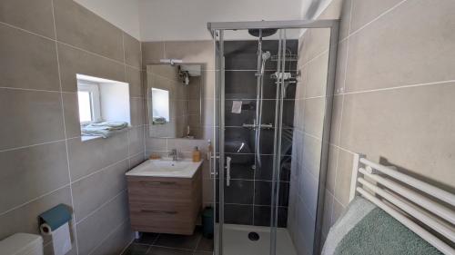 un bagno con doccia e lavandino di Studio avec balcon a Uzès